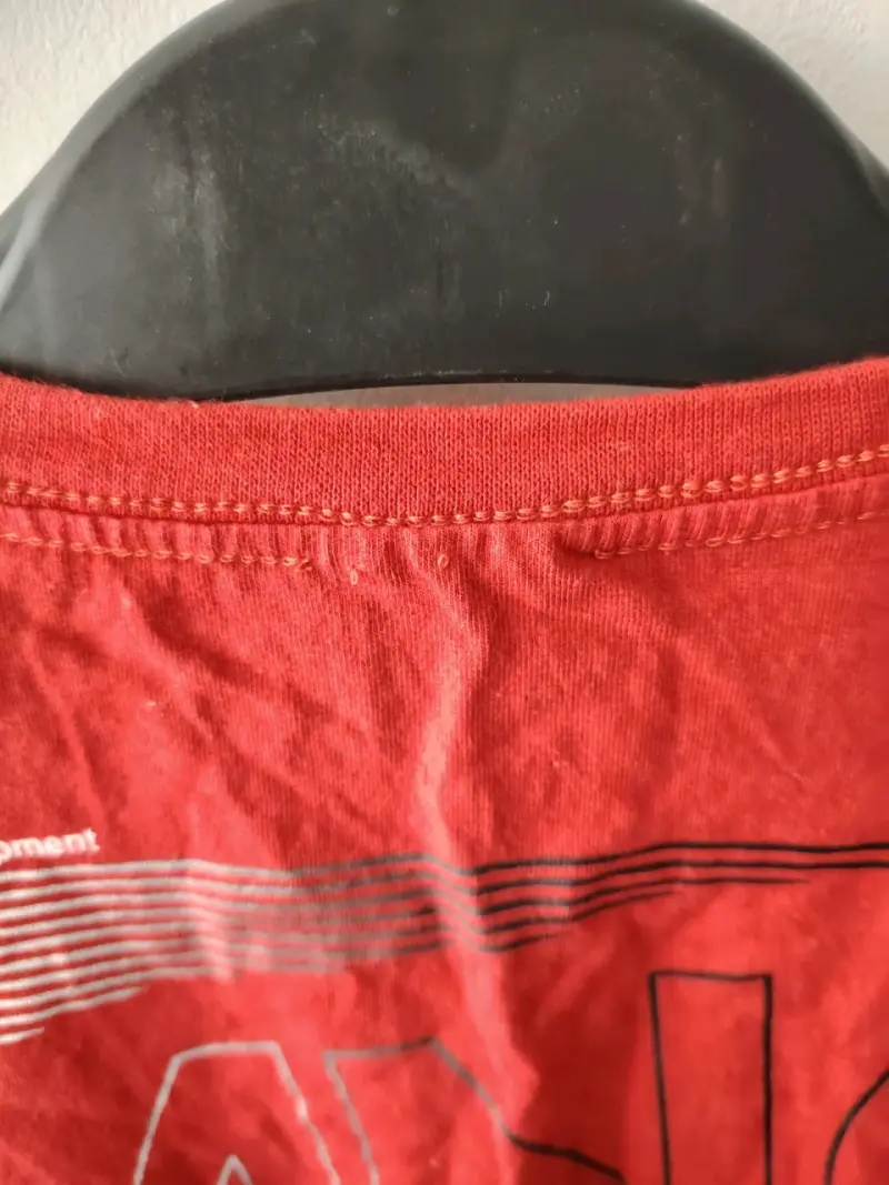 Polera roja con estampado - 4