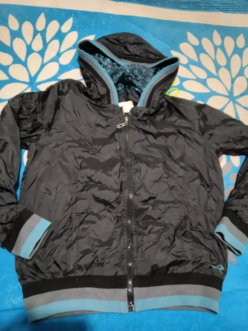Chaqueta negra con capucha - 1