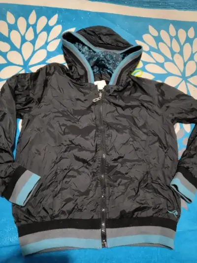 Chaqueta negra con capucha - miniatura 1