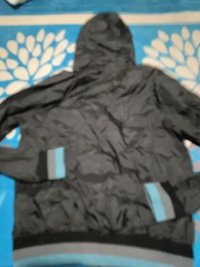 Chaqueta negra con capucha - miniatura 3
