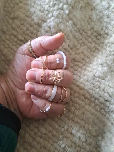 Conjunto de anillos dorados y perlas - miniatura 1