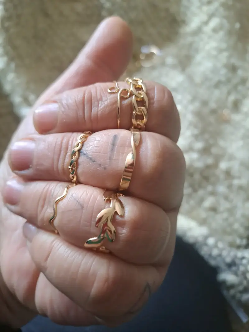 Conjunto de anillos dorados y perlas - 2