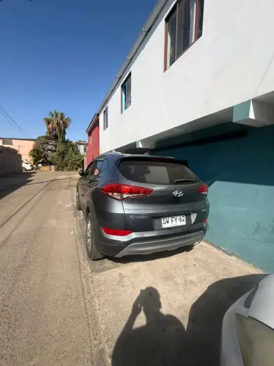 SUV Hyundai Tucson gris 2017 - miniatura 1