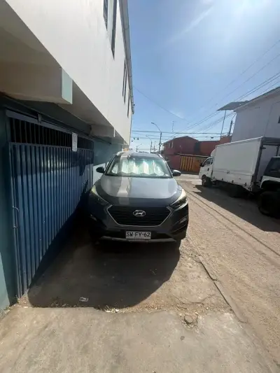 SUV Hyundai Tucson gris 2017 - miniatura 4
