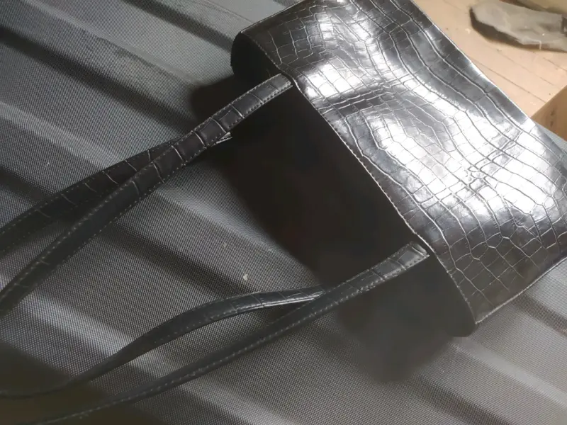 Cartera negra texturizada Basement venta garage - 2