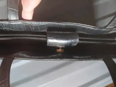Cartera negra texturizada Basement venta garage - miniatura 3