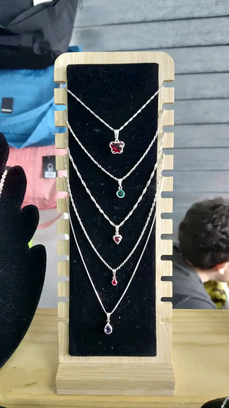 Collares con colgantes de piedras
