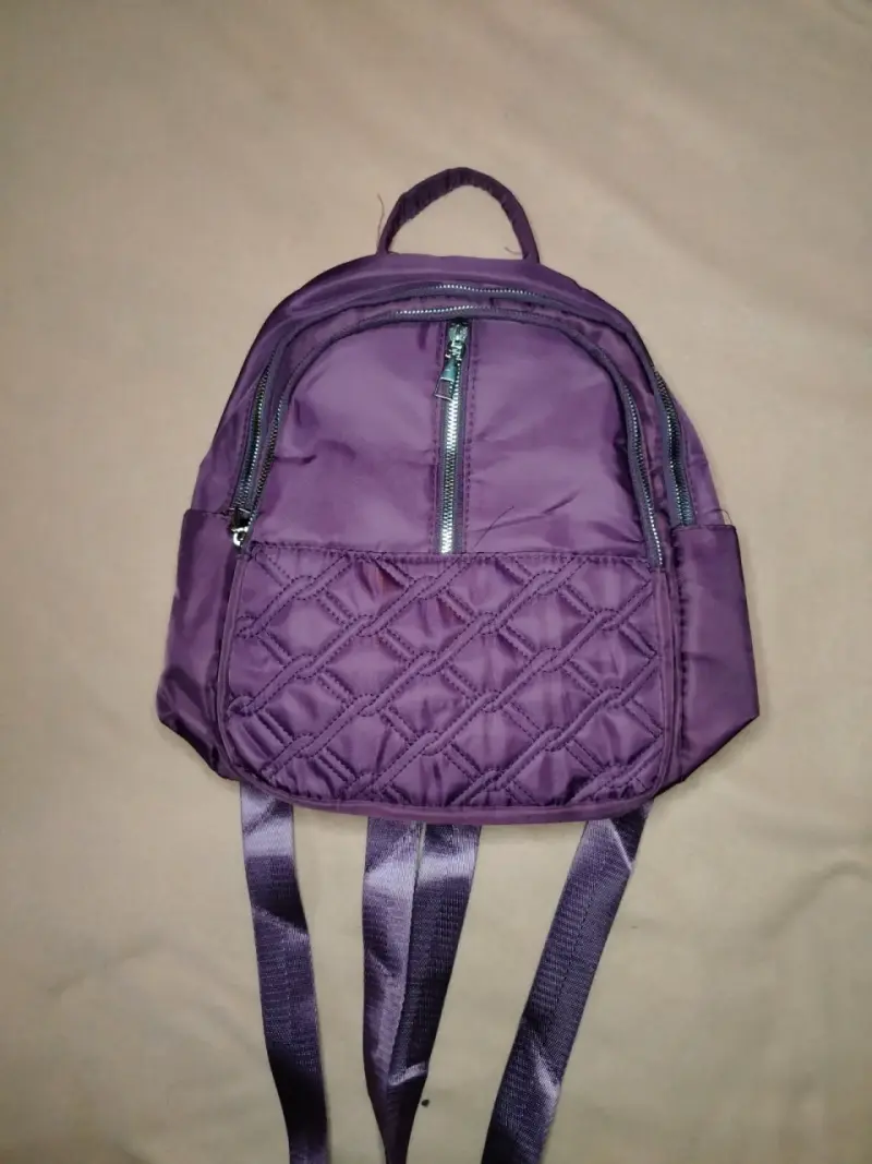 Mochila morada pequeña