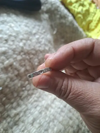 Anillo con incrustaciones brillantes - miniatura 1