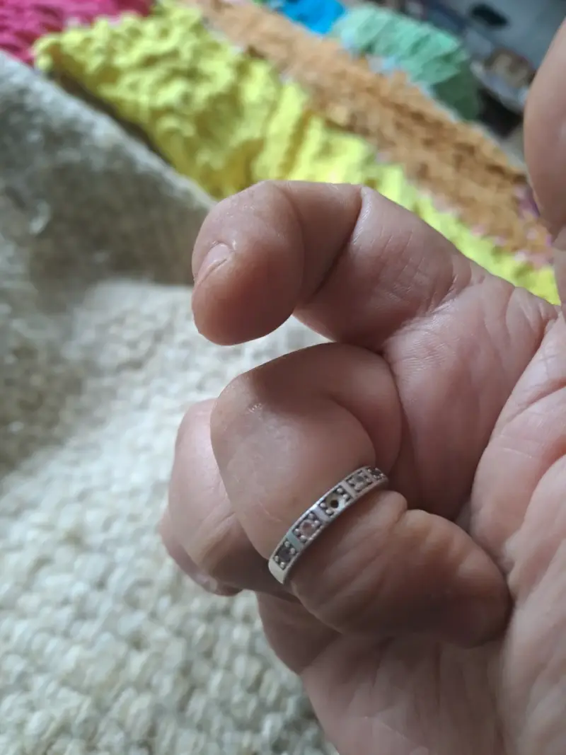 Anillo con incrustaciones brillantes - 2