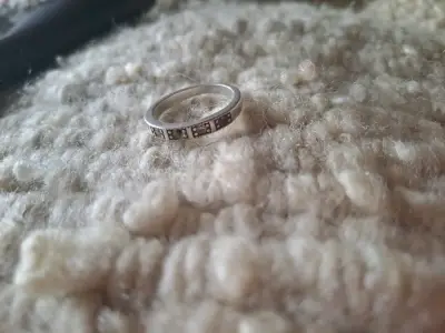 Anillo con incrustaciones brillantes - miniatura 3