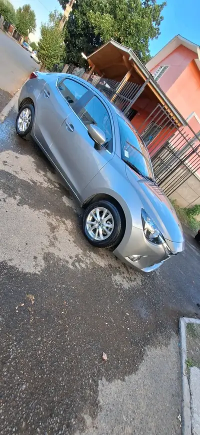 Automóvil gris en buen estado - miniatura 1
