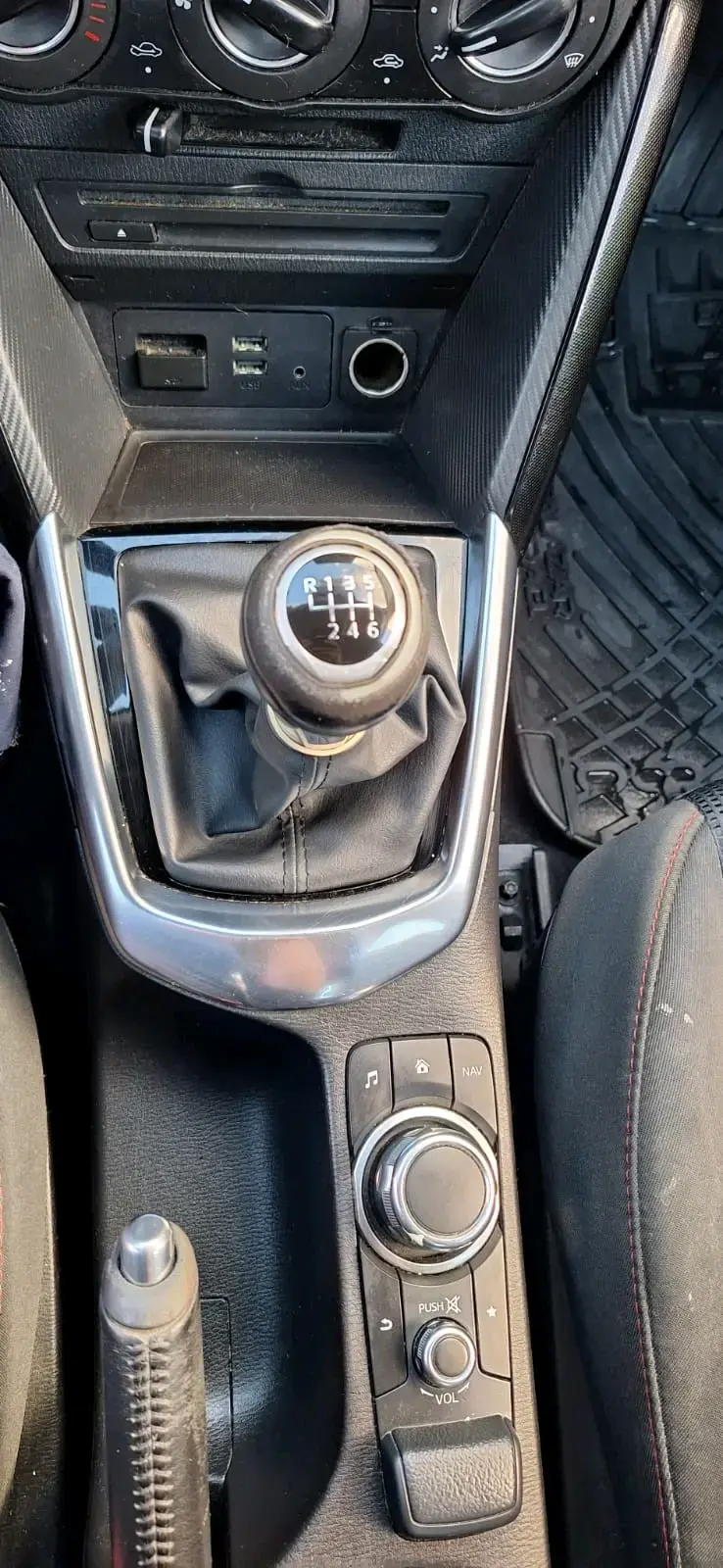 Automóvil gris en buen estado - 4