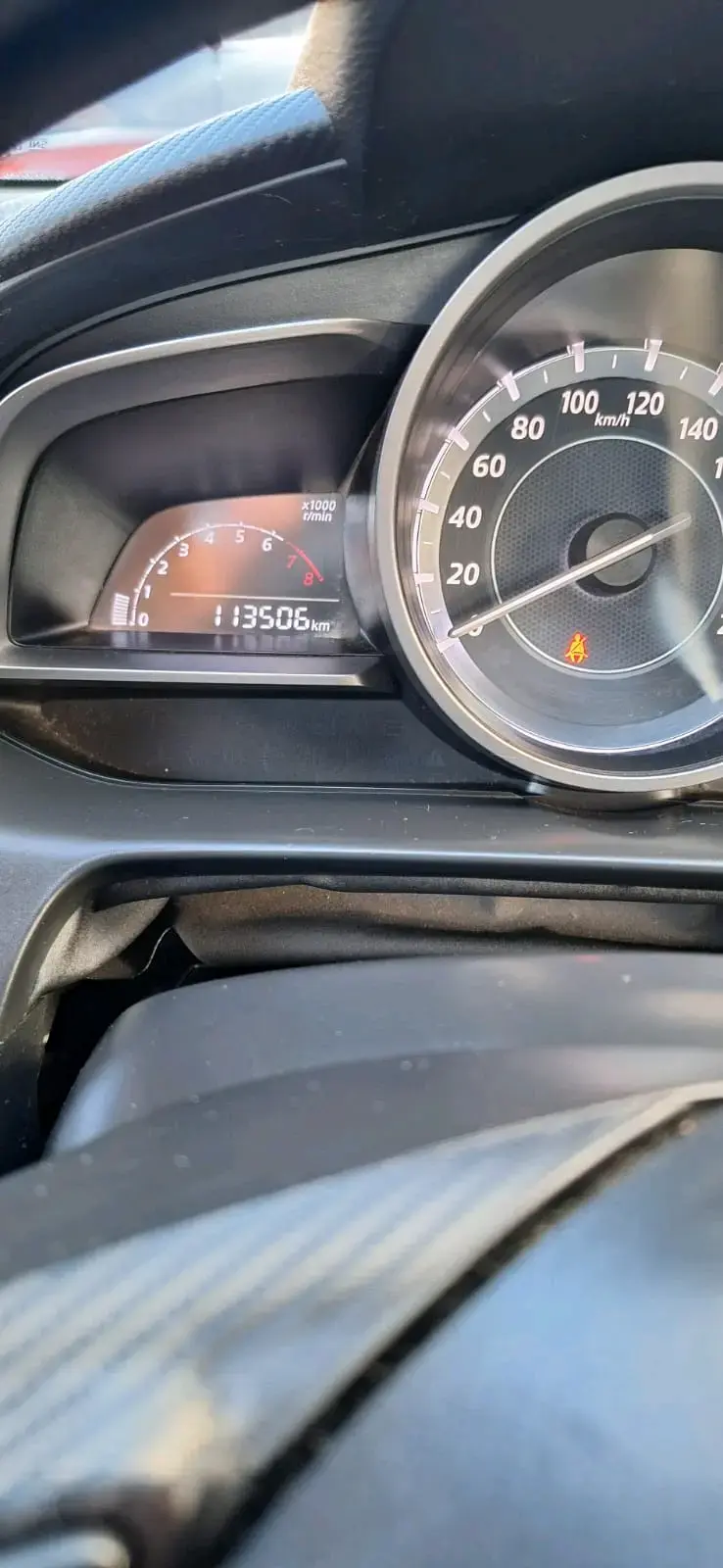 Automóvil gris en buen estado - 5