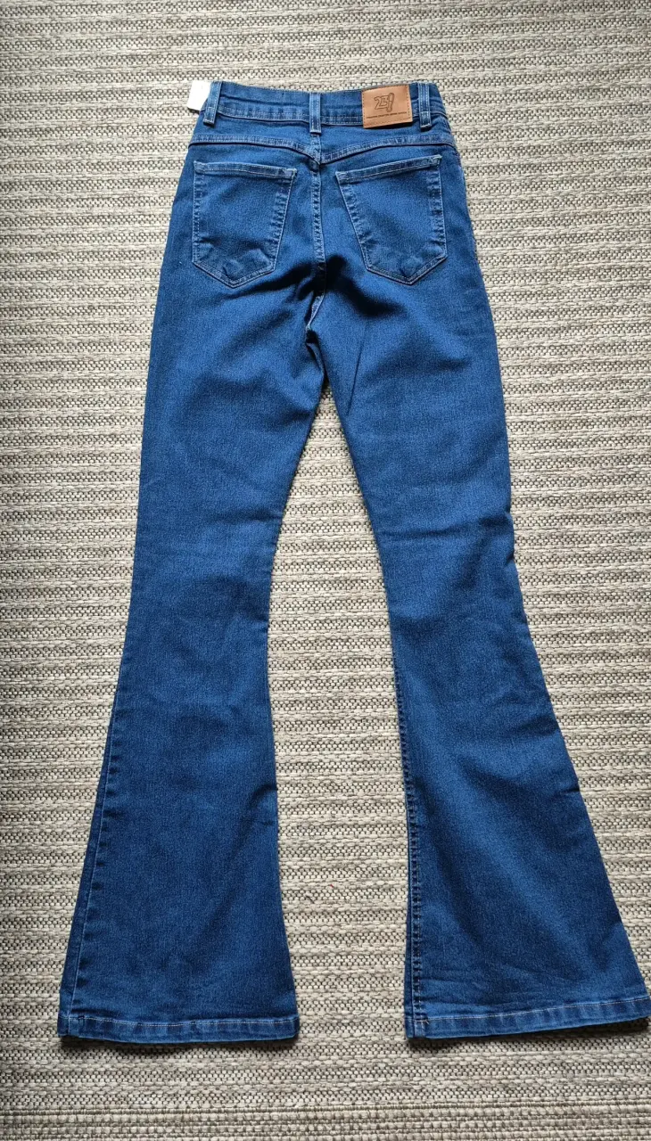 Jeans acampanados azules nuevos - 2