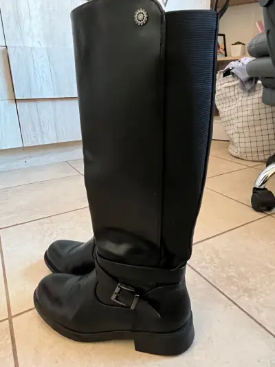 Botas negras de cuero altas - miniatura 3