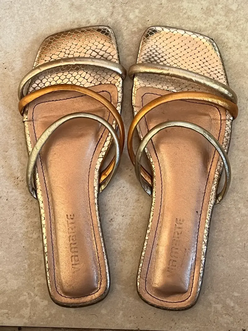 Sandalias doradas de tiras múltiples - 1