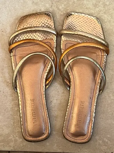 Sandalias doradas de tiras múltiples - miniatura 1