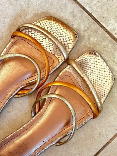 Sandalias doradas de tiras múltiples - miniatura 2