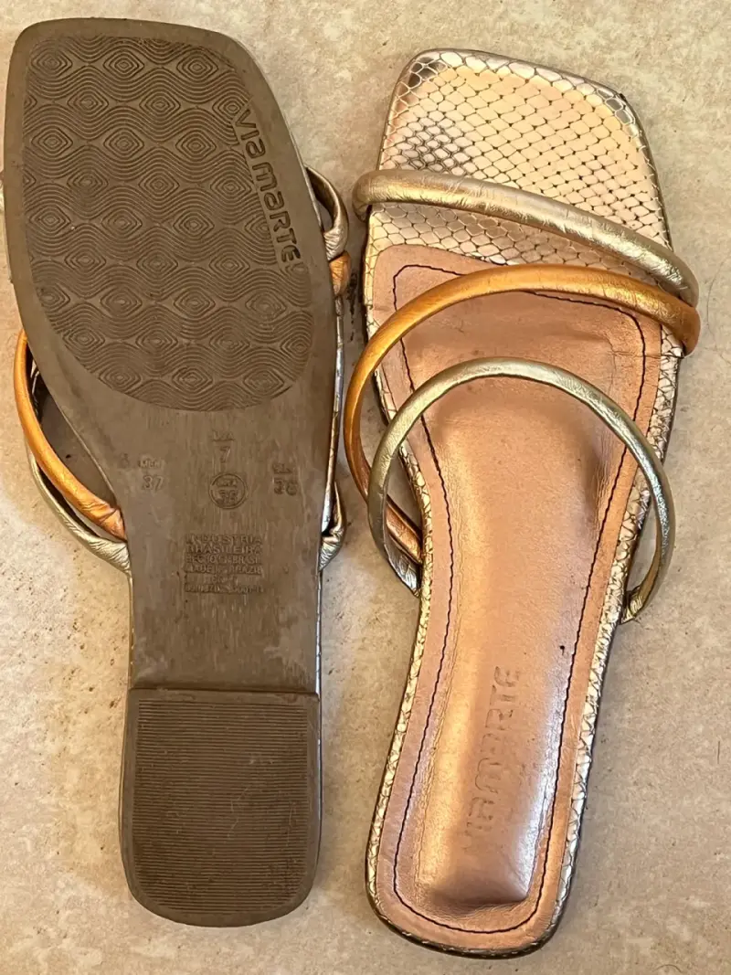 Sandalias doradas de tiras múltiples - 3