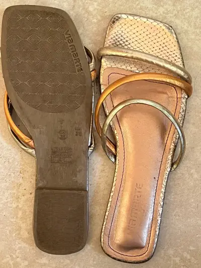 Sandalias doradas de tiras múltiples - miniatura 3
