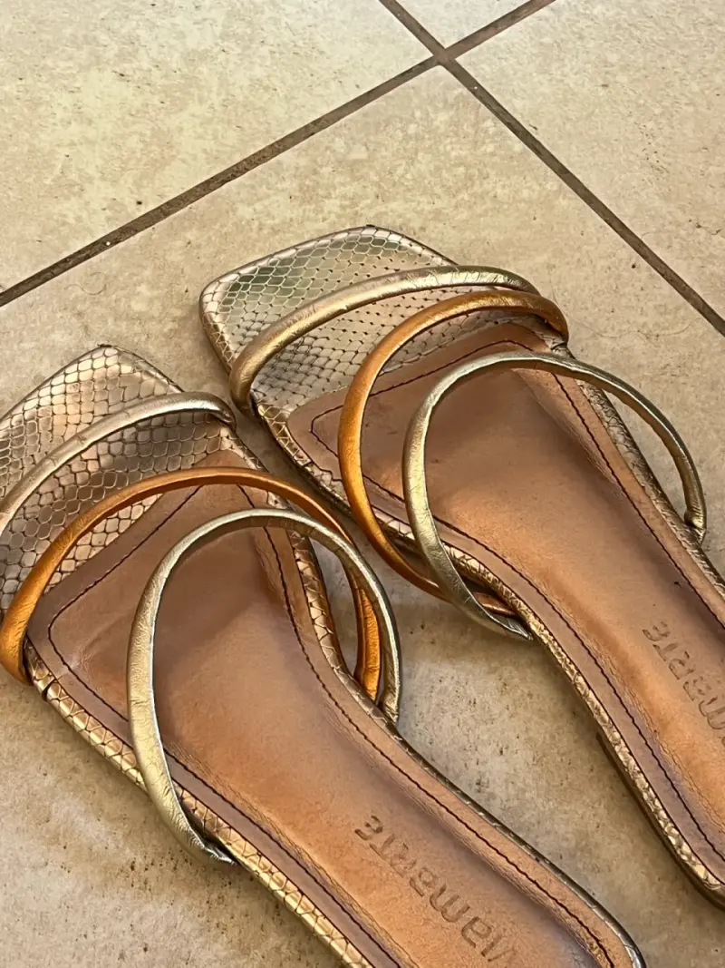 Sandalias doradas de tiras múltiples - 4