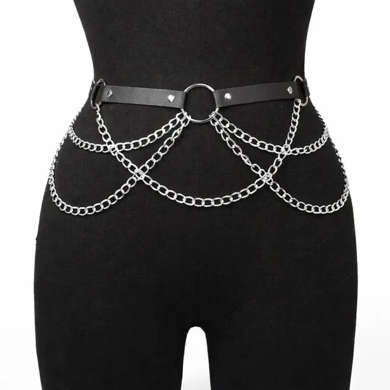 Cinturón negro con cadenas metálicas