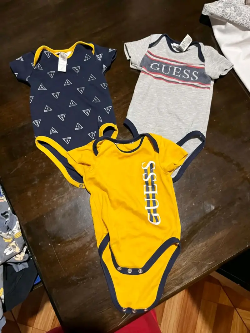 Pack de bodies Guess para bebé - 1