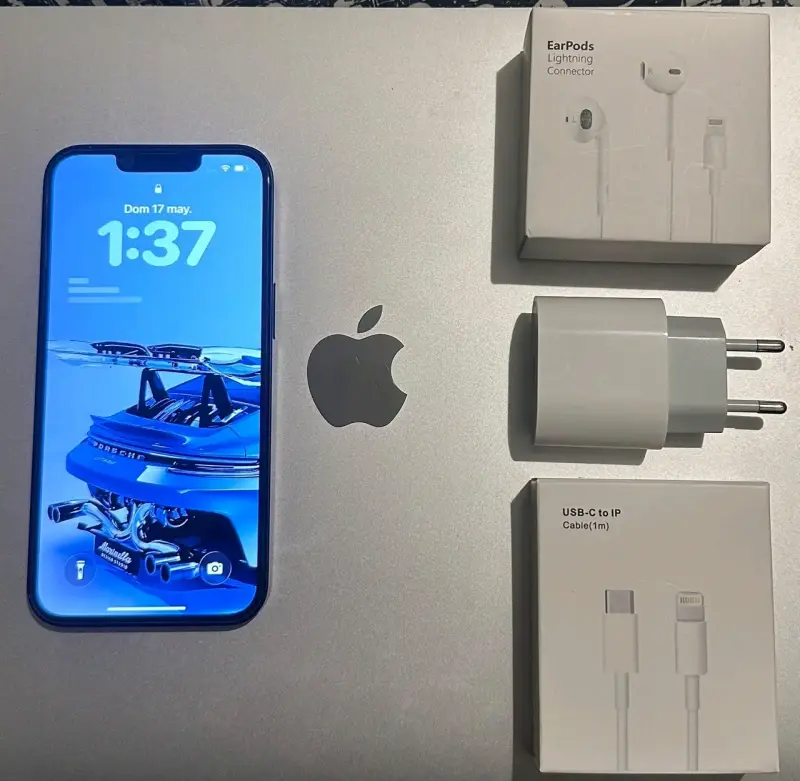 iPhone 13 azul con accesorios - 1