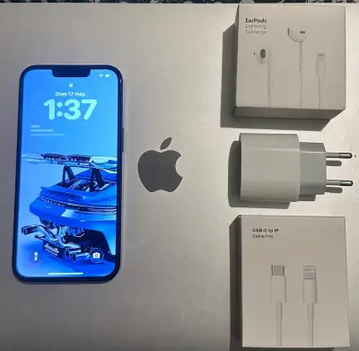 iPhone 13 azul con accesorios - miniatura 1