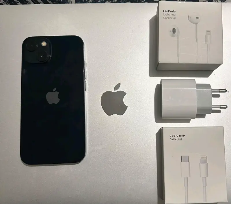 iPhone 13 azul con accesorios - 2