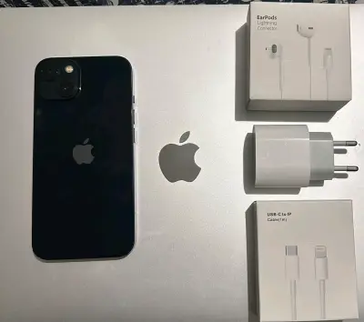 iPhone 13 azul con accesorios - miniatura 2