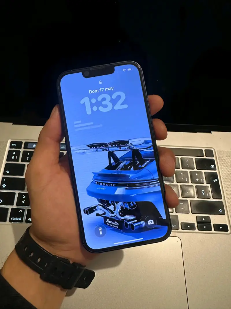 iPhone 13 azul con accesorios - 3
