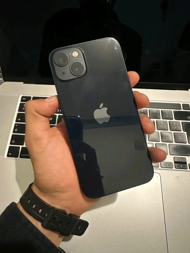 iPhone 13 azul con accesorios - 4