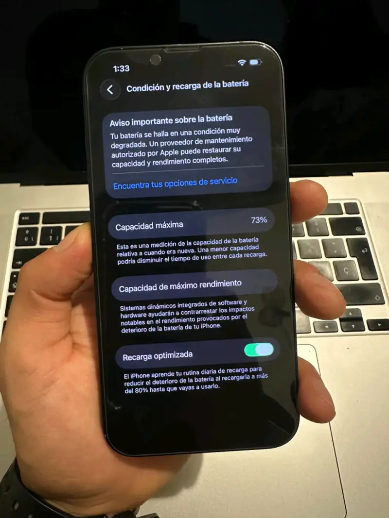 iPhone 13 azul con accesorios - 6