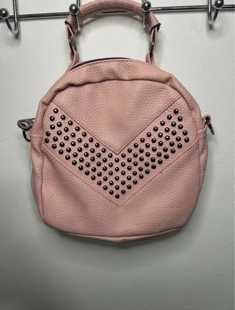 Mochila rosa con tachas - 1