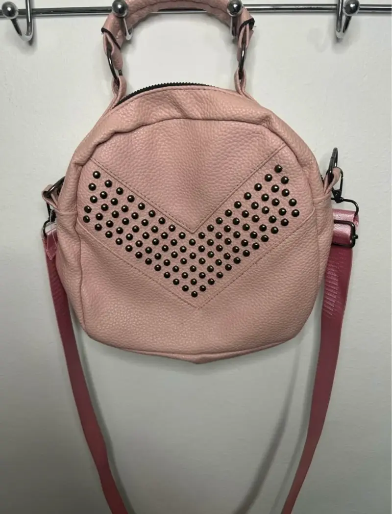 Mochila rosa con tachas - 3