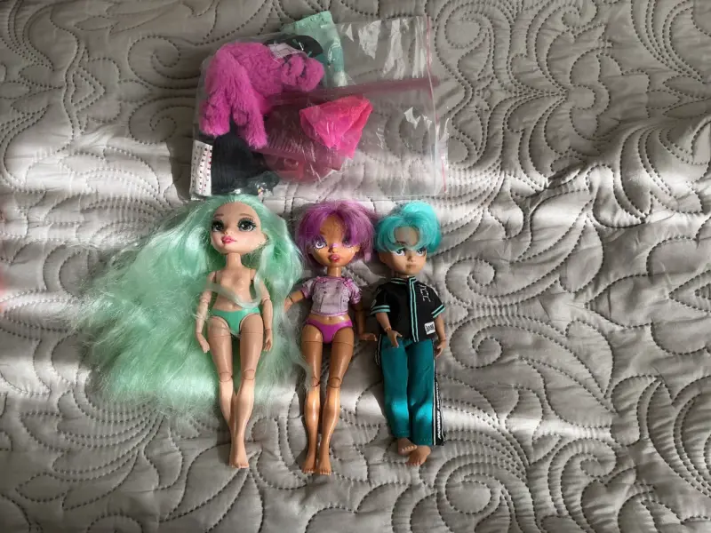 Muñecas con accesorios y ropa - 1