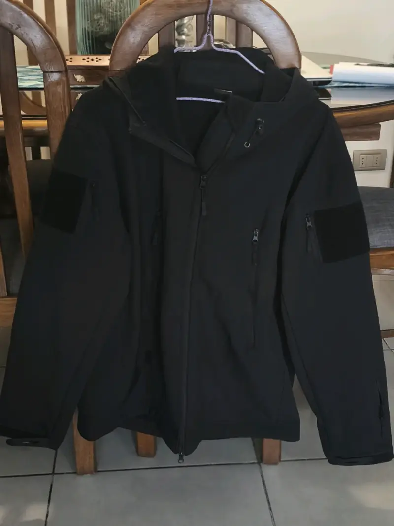 Chaqueta softshell negra con capucha - 1