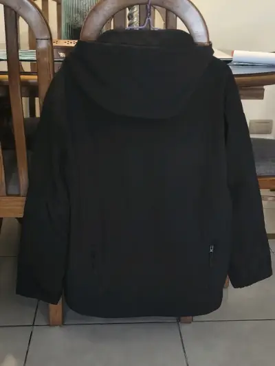 Chaqueta softshell negra con capucha - miniatura 2