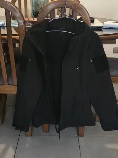 Chaqueta softshell negra con capucha - miniatura 3