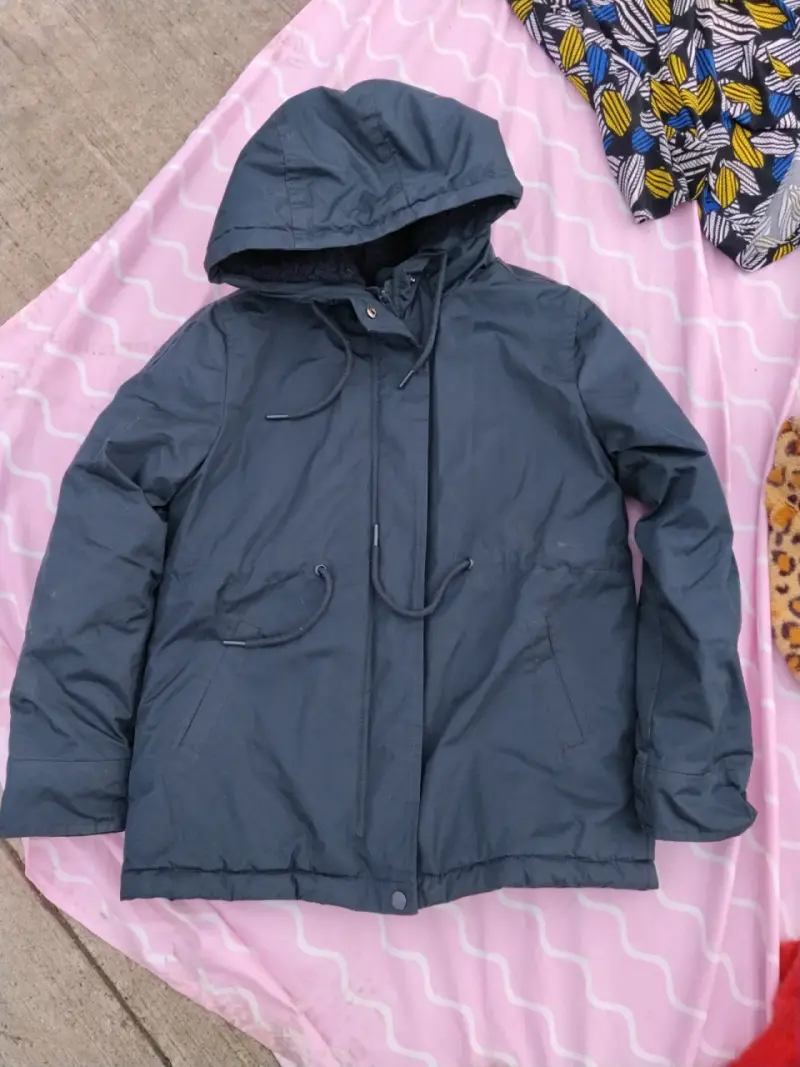 Chaqueta azul con capucha