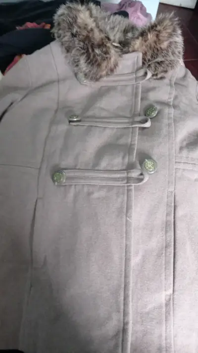 Abrigo gris con botones decorativos - miniatura 3