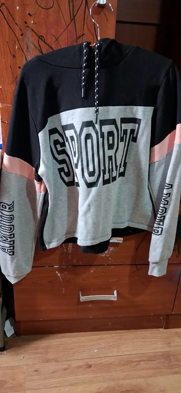 Polerón deportivo gris y negro