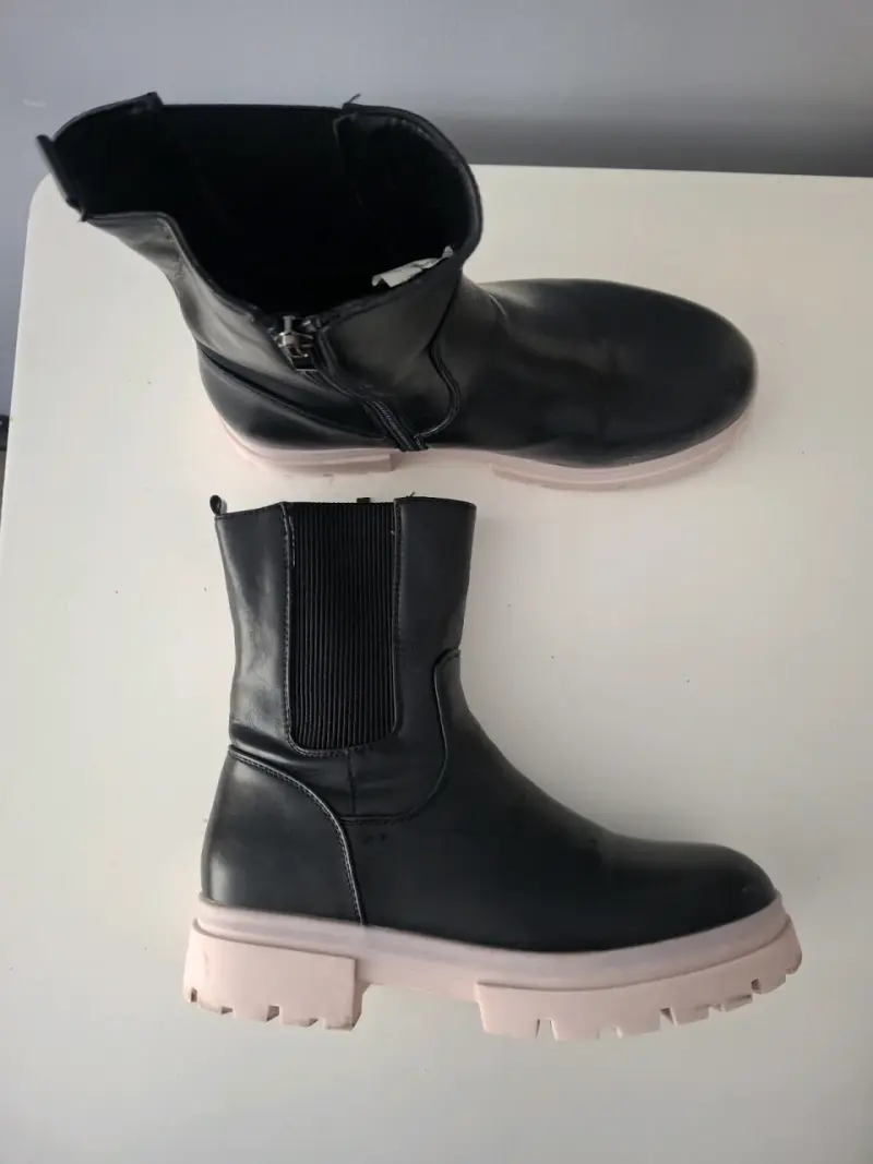 Botas negras con suela rosada - 1