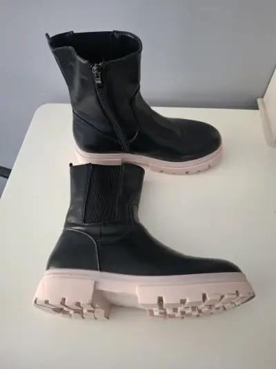 Botas negras con suela rosada - miniatura 2