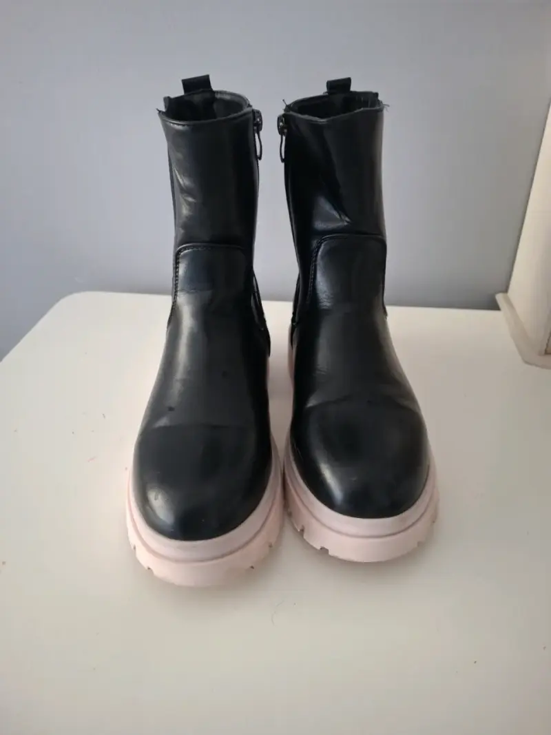 Botas negras con suela rosada - 3