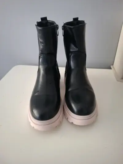 Botas negras con suela rosada - miniatura 3