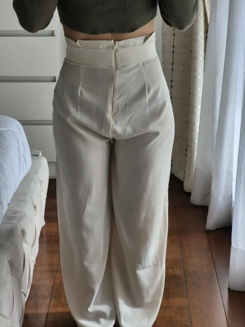 Pantalones beige de tiro alto - 1