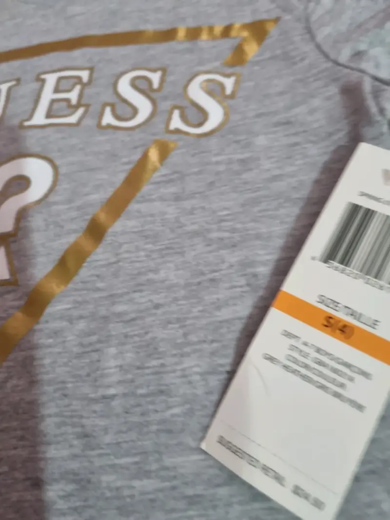 Polera gris Guess con logo - 2